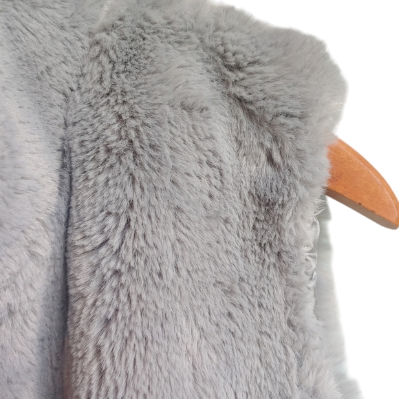 Carmin Women's Gray Faux Fur Vest - Size Large, Soft and Stylish - Picture 8 of 10